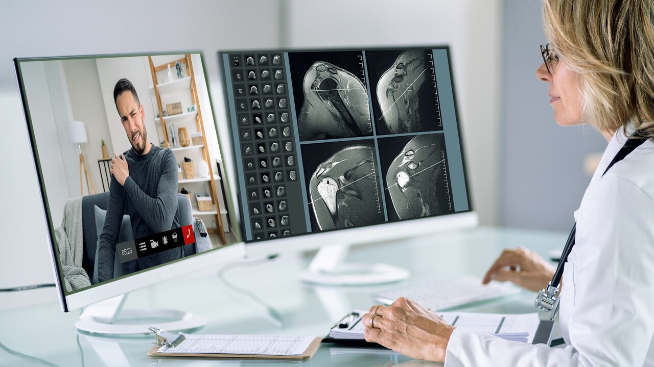 Ärztin betrachtet Röntgenbilder eines Patienten. Intelligente ITK-Lösungen, die das Wohlbefinden der Patienten und Bewohner stärken.